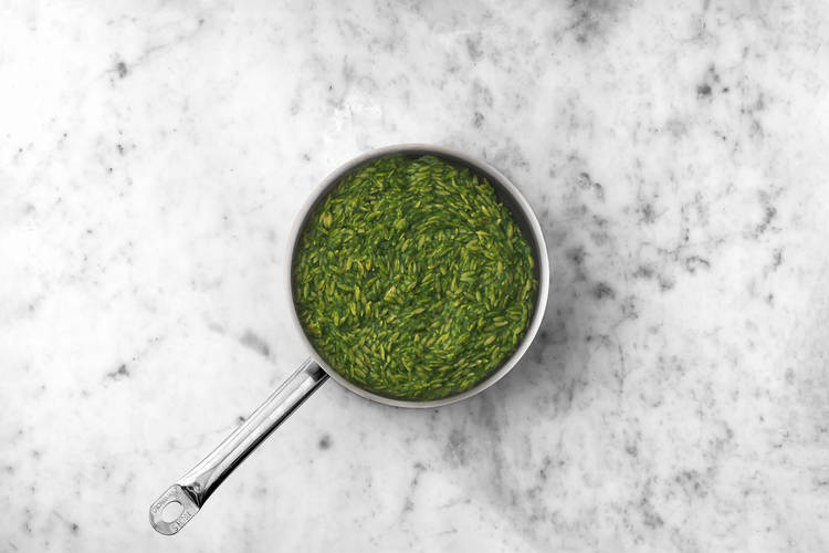 Añade la salsa de espinacas