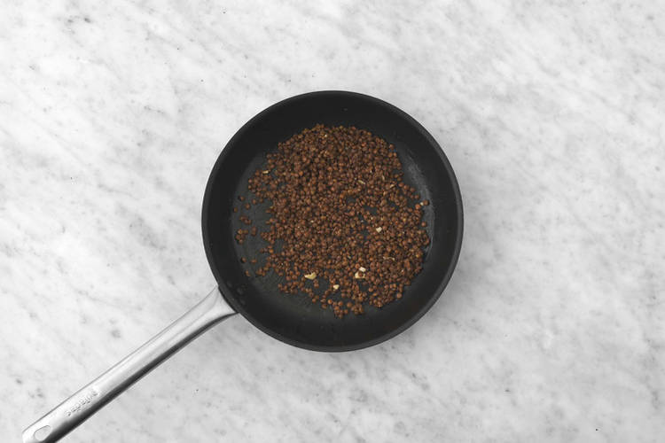 Gör mujadara-sallad