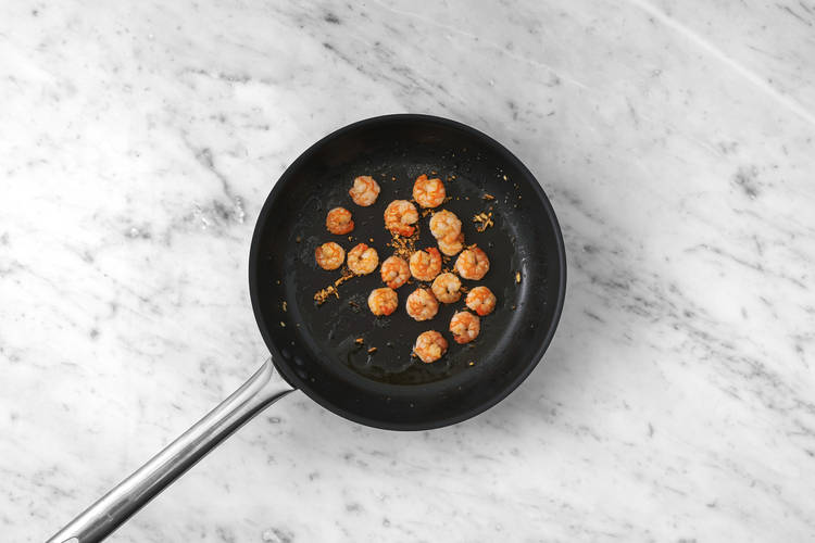 Garnelen und Gemüse anbraten