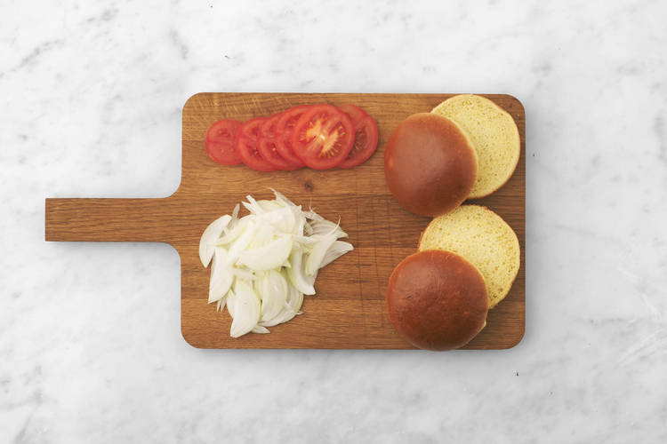 Zwiebel, Tomate und Buns schneiden