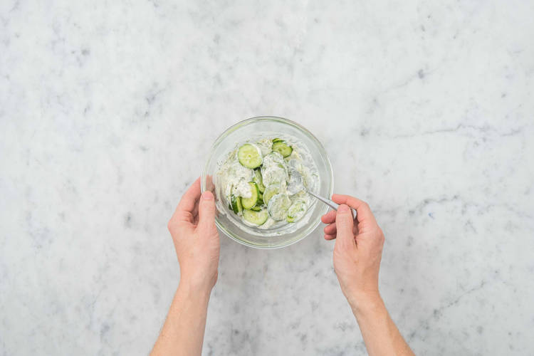 Blanda gurksallad och stek räkor