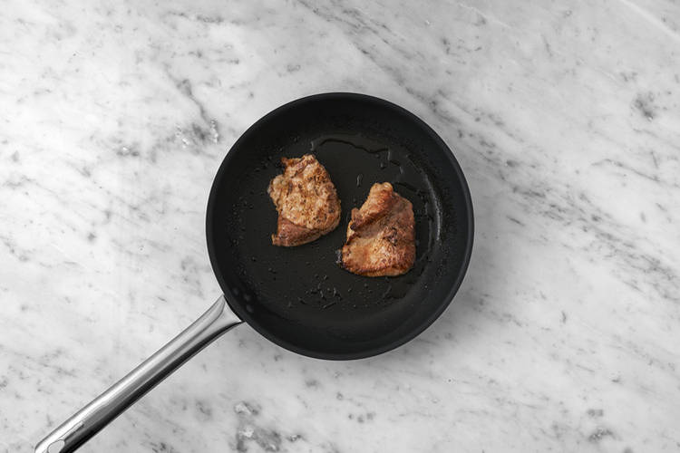 Cook the pork & halloumi