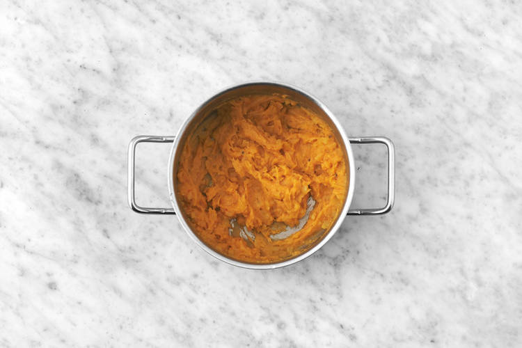 Prepara las patatas revolconas