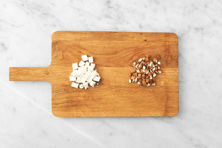 Preparare formaggio e mandorle