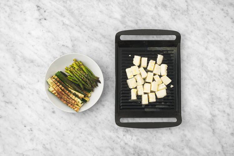 Grill the zucchini, asparagus & haloumi 