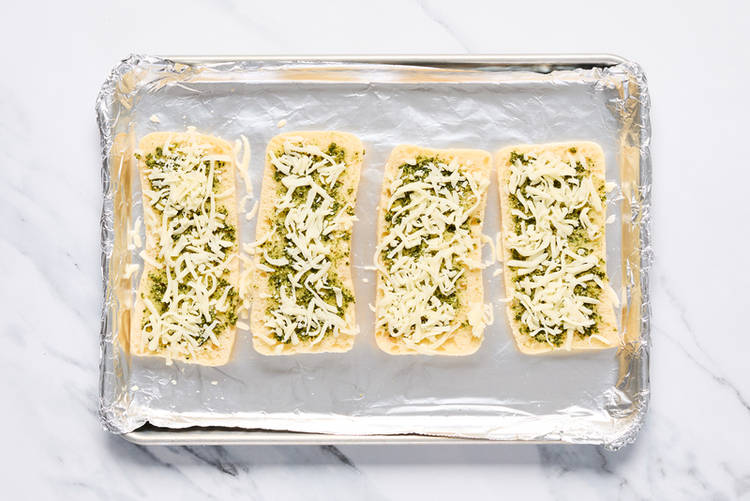 Toast cheesy pesto bread