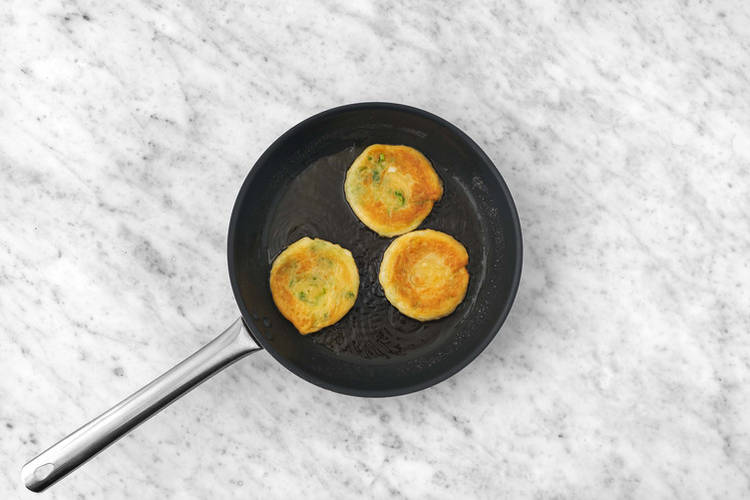 Steg forårsløgspandekager