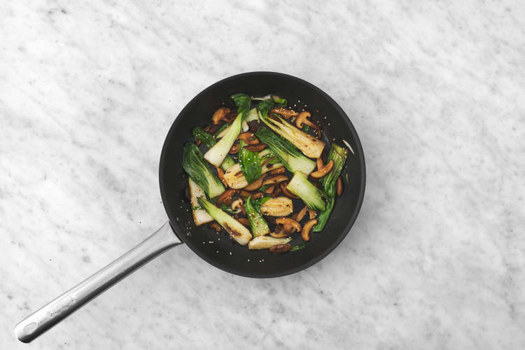 Saltare shiitake e pak choi
