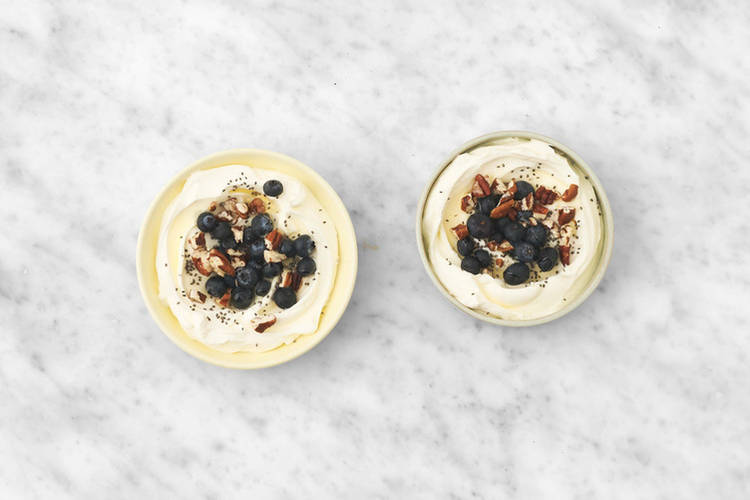 Yogurt met blauwe bessen, pecannoten en chiazaad 