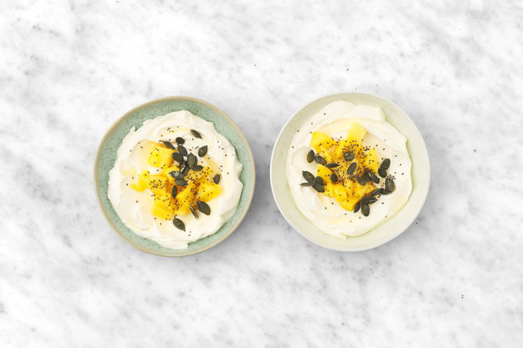Yogurt met mango, pompoenpitten en chiazaad