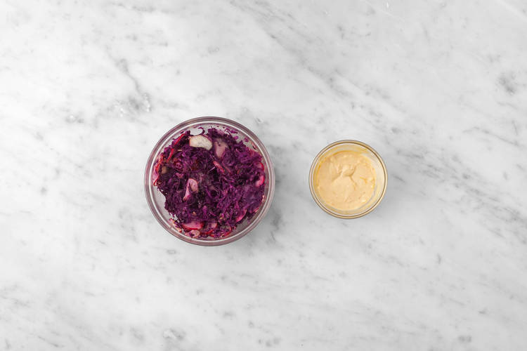 Terminer la préparation et mélanger la sauce bang bang