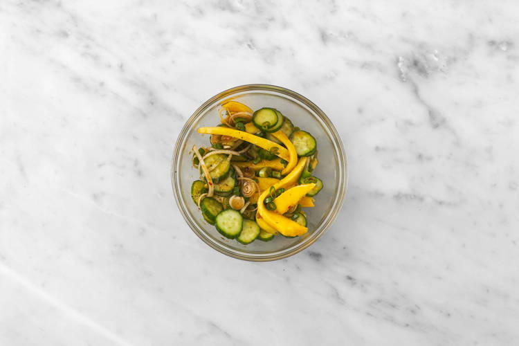 Assembler la salade et griller le  poulet