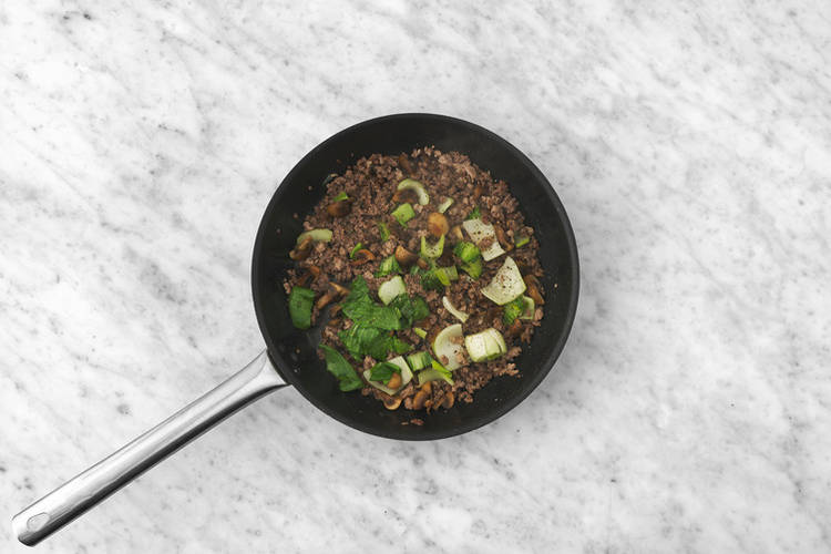 Unire carne e pakchoi