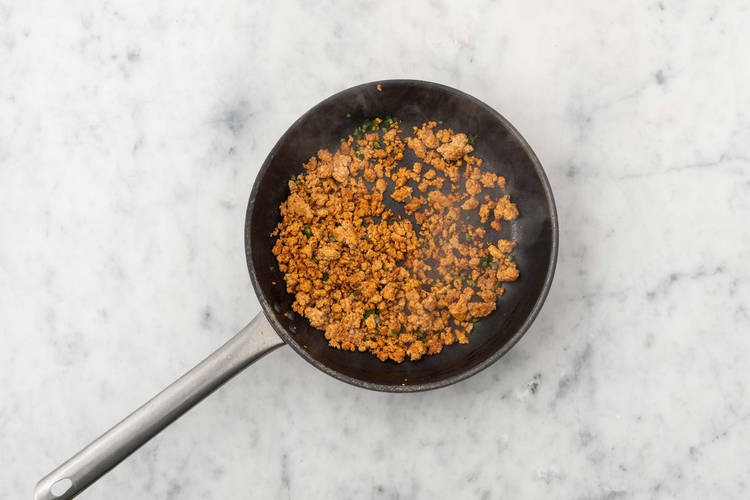 Commencer la garniture de chorizo