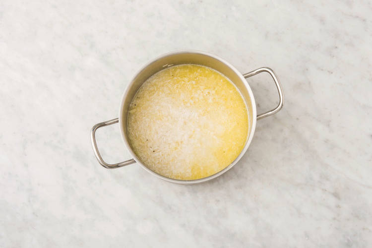 Cook the garlic rice 