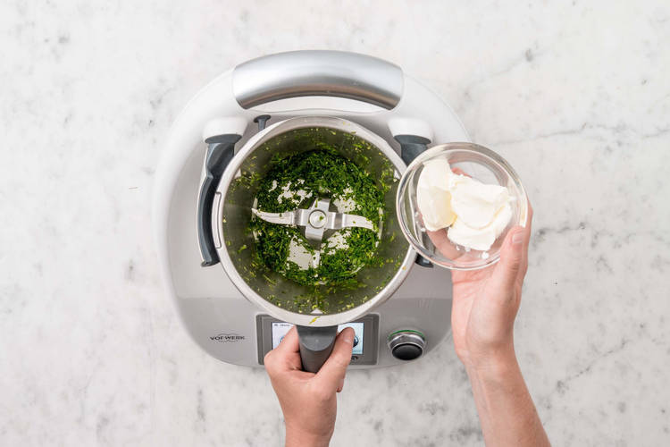 Für die Kräutercrème fraîche