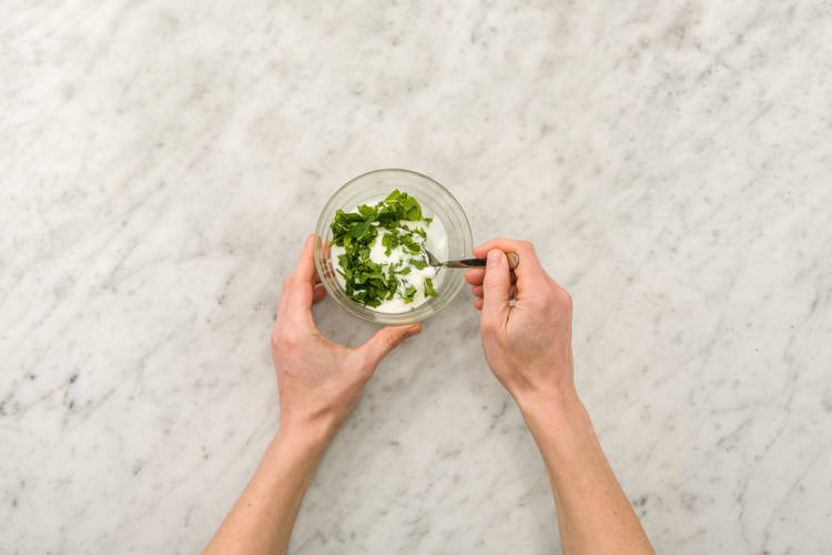 Kräuterdip zubereiten