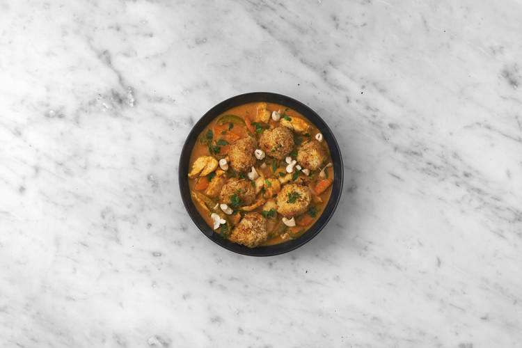 Bällchen in Sauce geben