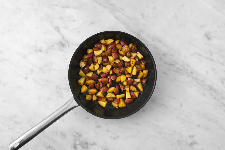 Rôtir le canard et poêler les pommes de terre