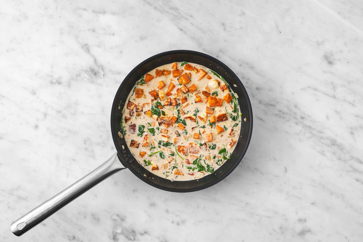 Terminer le braisé et griller les pains plats