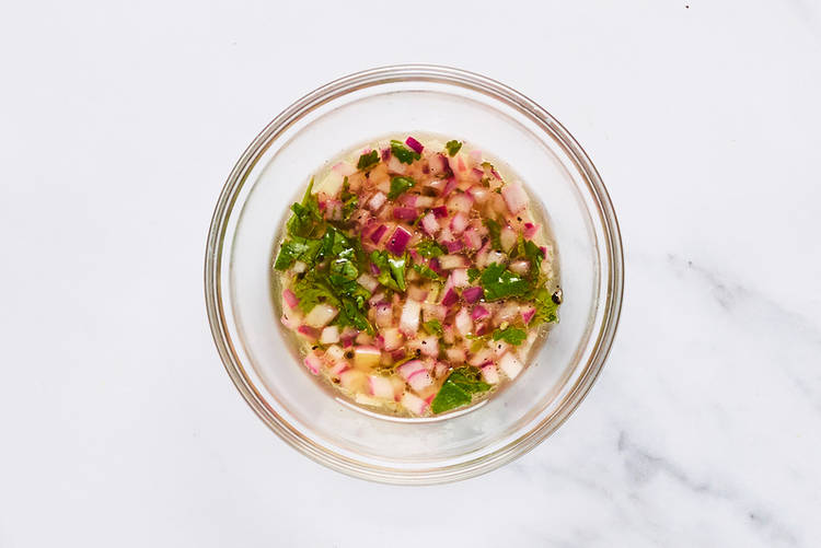 Préparer la vinaigrette à la coriandre et à la lime