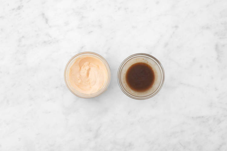 Préparer la sauce au miso et la mayo épicée