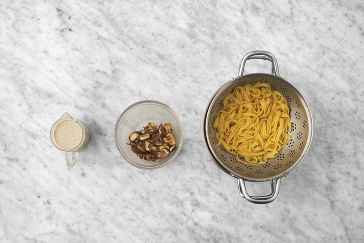 Prepara la salsa y saltea los langostinos
