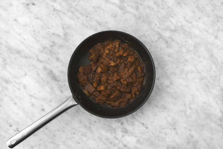 Deshilacha y saltea la berenjena