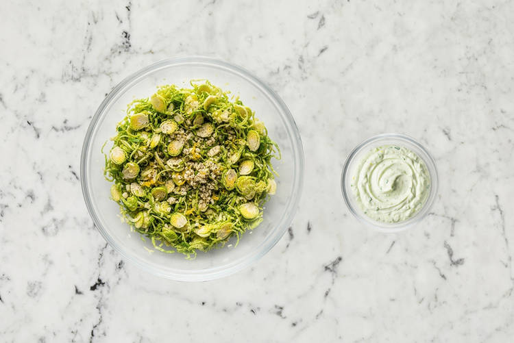 Mélanger la vinaigrette et la sauce tzatziki