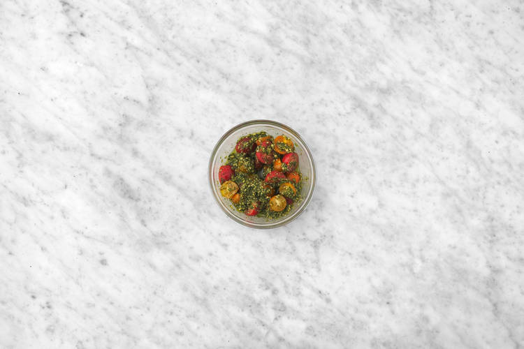 Faire bouillir l’eau et mariner les tomates