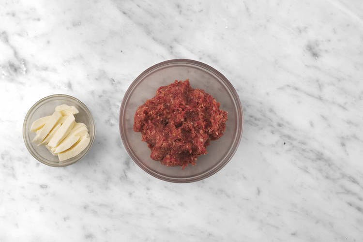 Mani in pasta