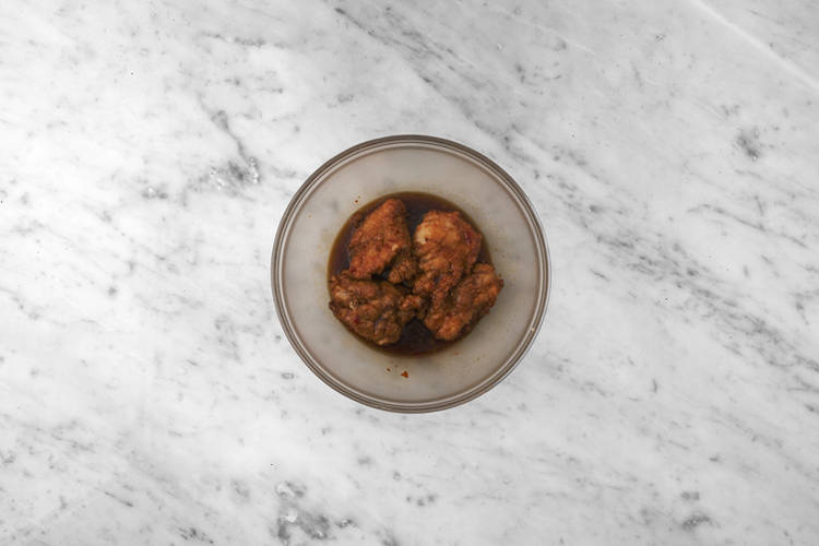 Friggere e glassare il pollo