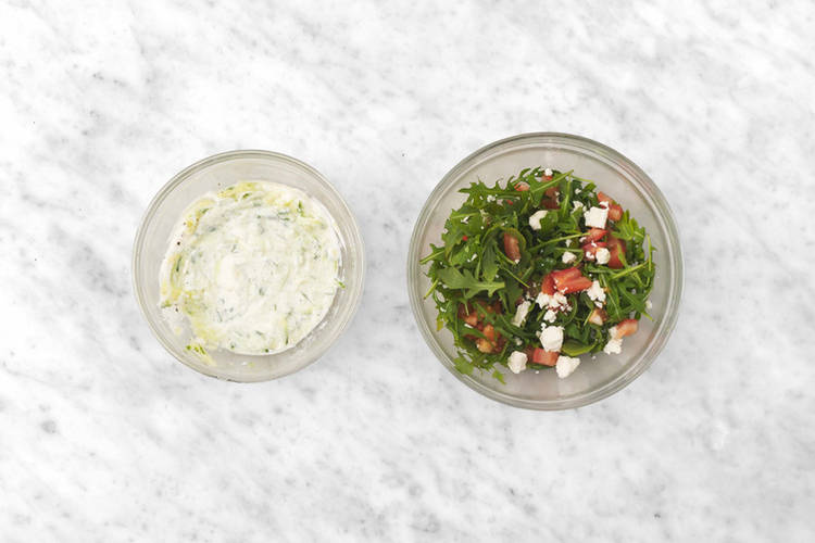 Lav tzatziki og salat