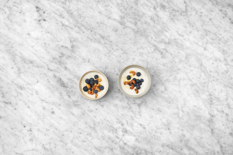 Griekse yoghurt met blauwe bessen en cashewnoten