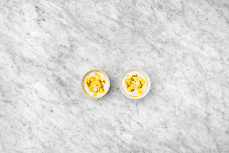 Griekse yoghurt met passievrucht, mango en kokosrasp