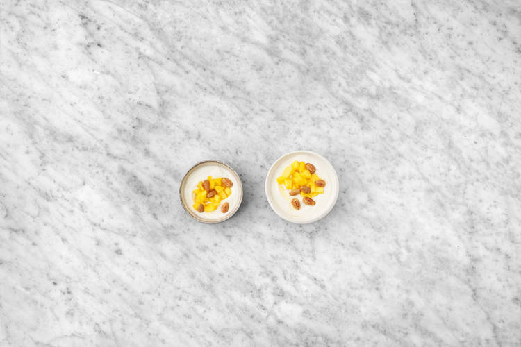 Griekse yoghurt met mango en geroosterde amandelen