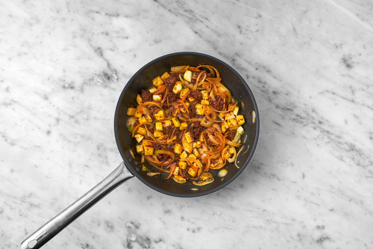 Saltea las verduras y sobrasada