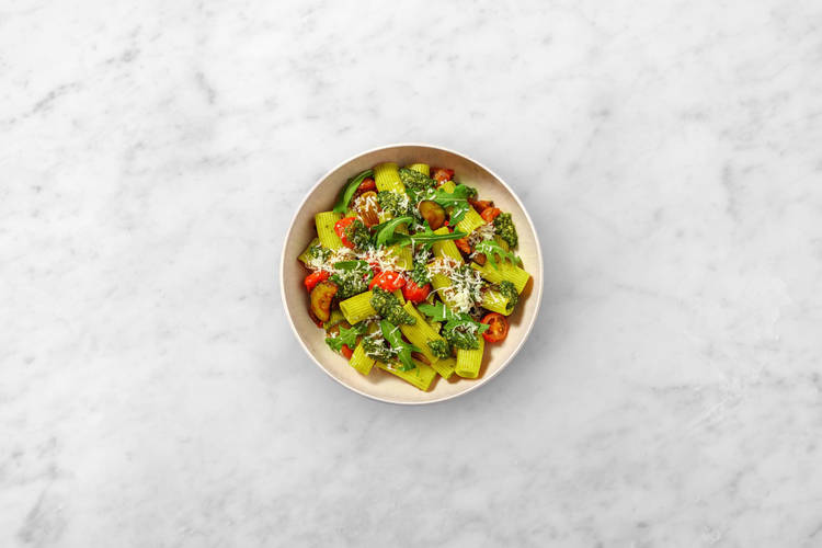 Prepara el pesto y emplata