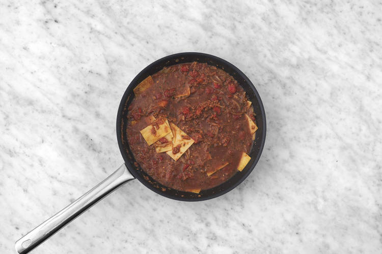 Tillsätt lasagneplattor