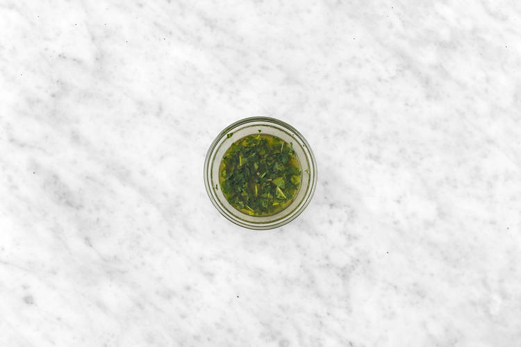 Prepara la salsa y cocina la ternera