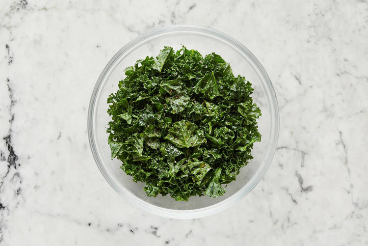 Préparer la vinaigrette et attendrir le chou frisé