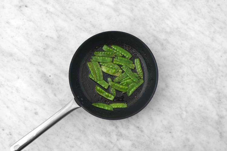 Terminer la purée de patates douces et faire éclater les pois sucrés