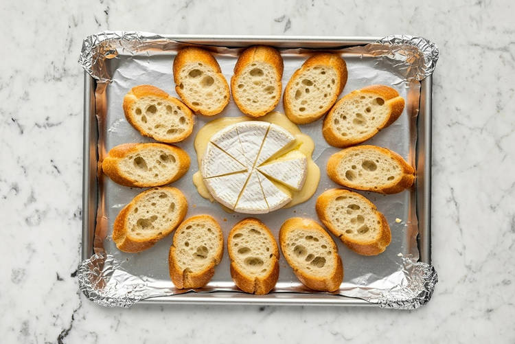 Griller les pains et chauffer le brie