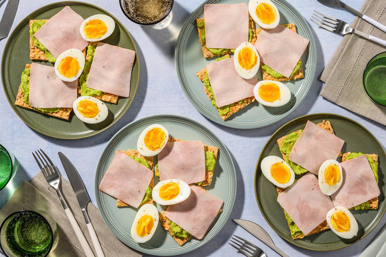 Crackers met avocado, ham en eieren