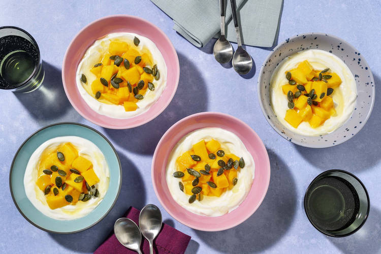 Yoghurtbowls met mango en pompoenpitten