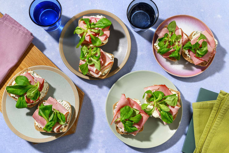 Open sandwiches met ham en kruidenroomkaas