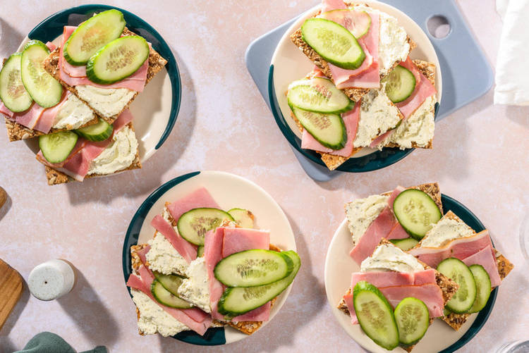 Hartige crackers met ham en komkommer