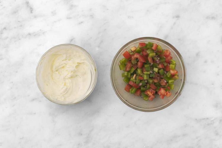 Prepara el pico de gallo