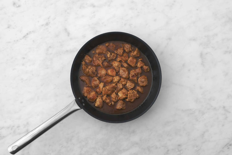 Añade la salsa y cocina