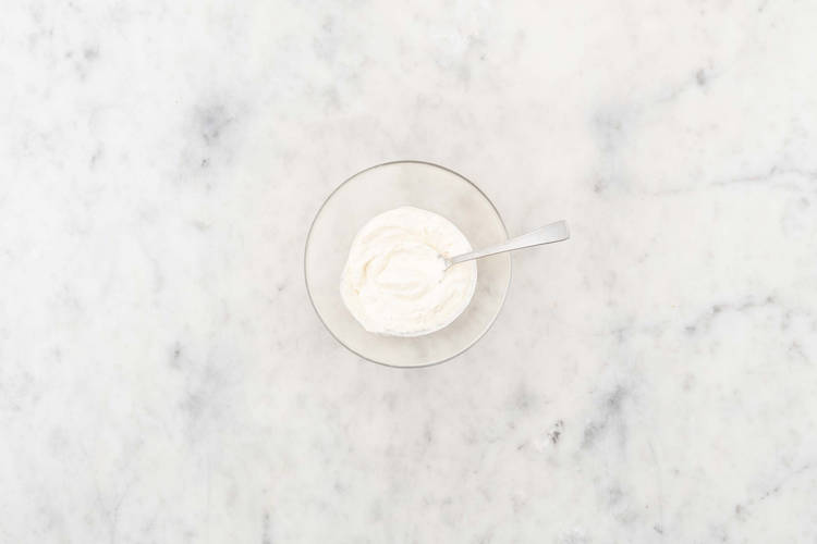 Crème-fraîche-Mischung zubereiten